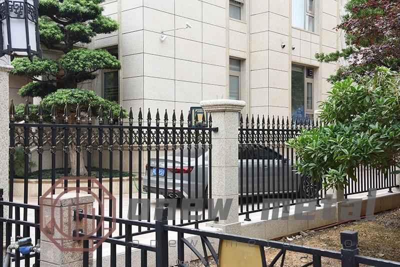 Aluminum slat fencing